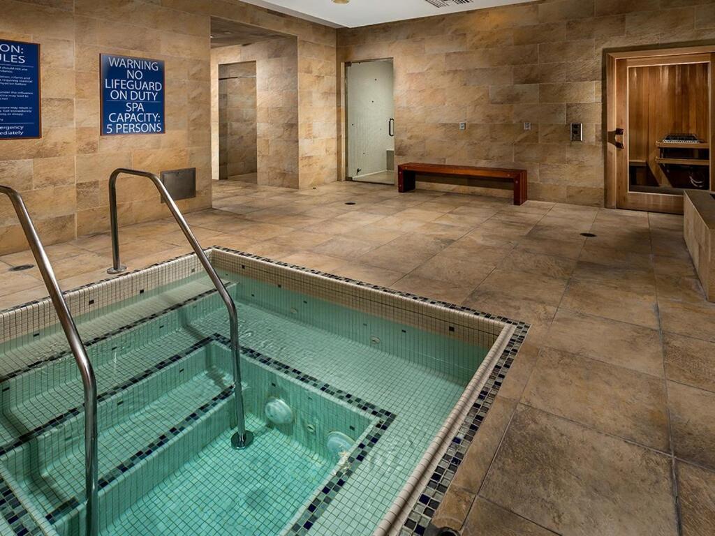 Sexy One Bedroom - Pool View & Parking