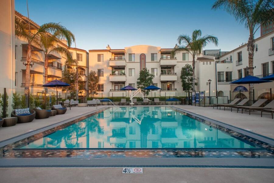 Sexy One Bedroom - Pool View & Parking Aparthotel