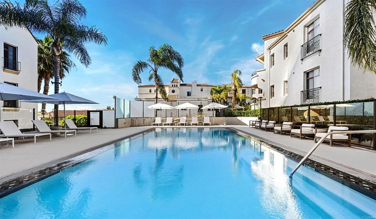 Sexy One Bedroom - Pool View & Parking