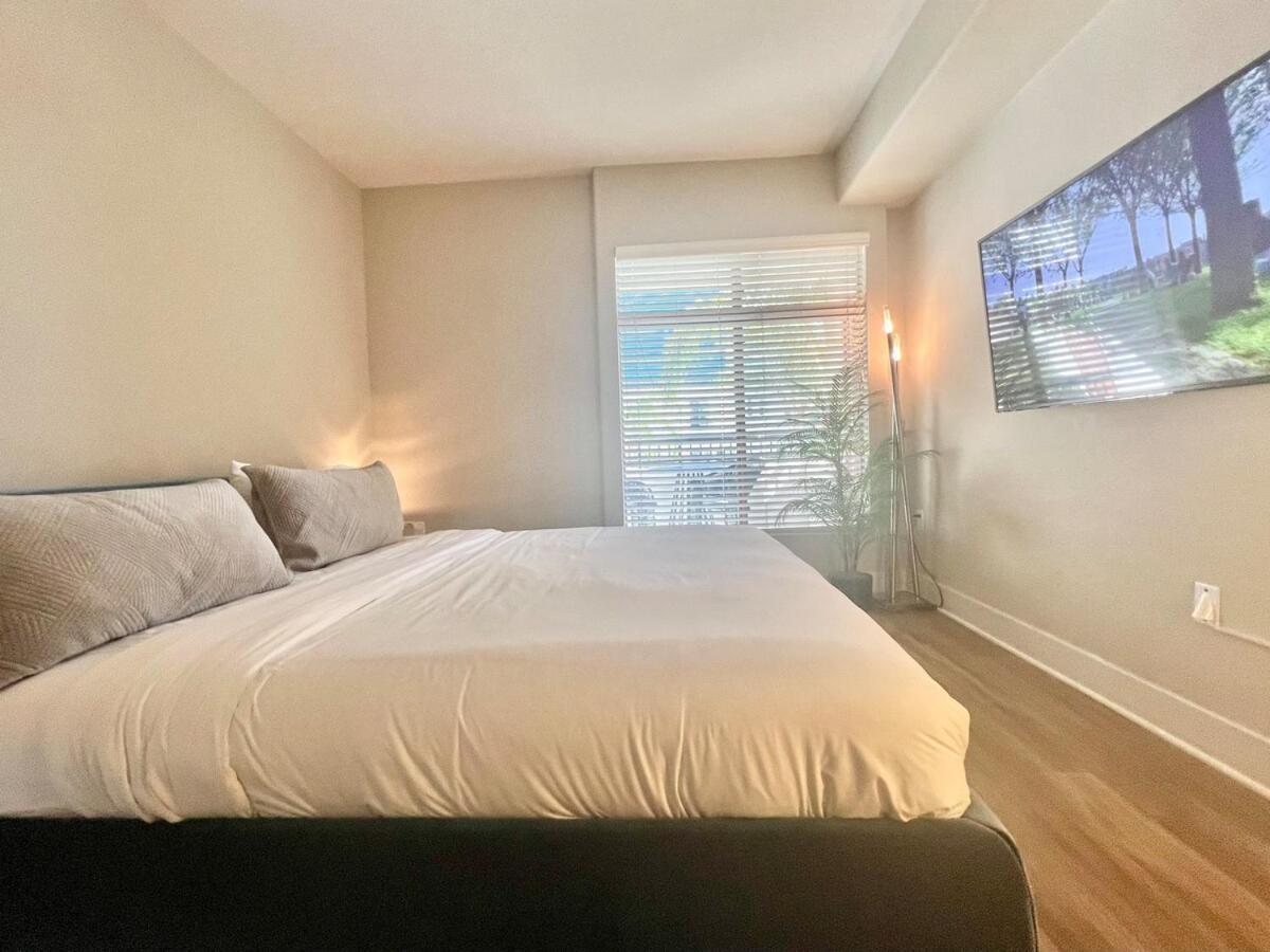 Sexy One Bedroom - Pool View & Parking * Los Angeles