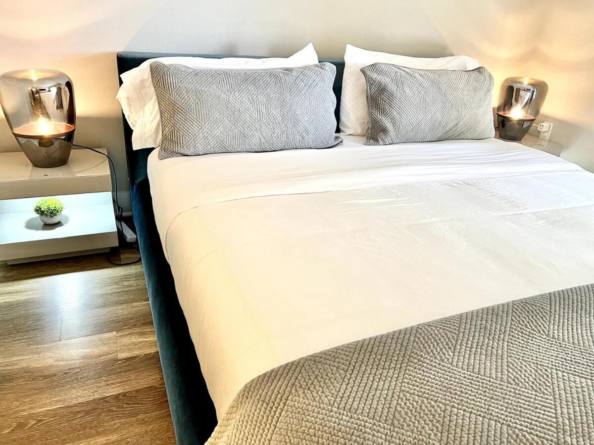 Sexy One Bedroom - Pool View & Parking Aparthotel