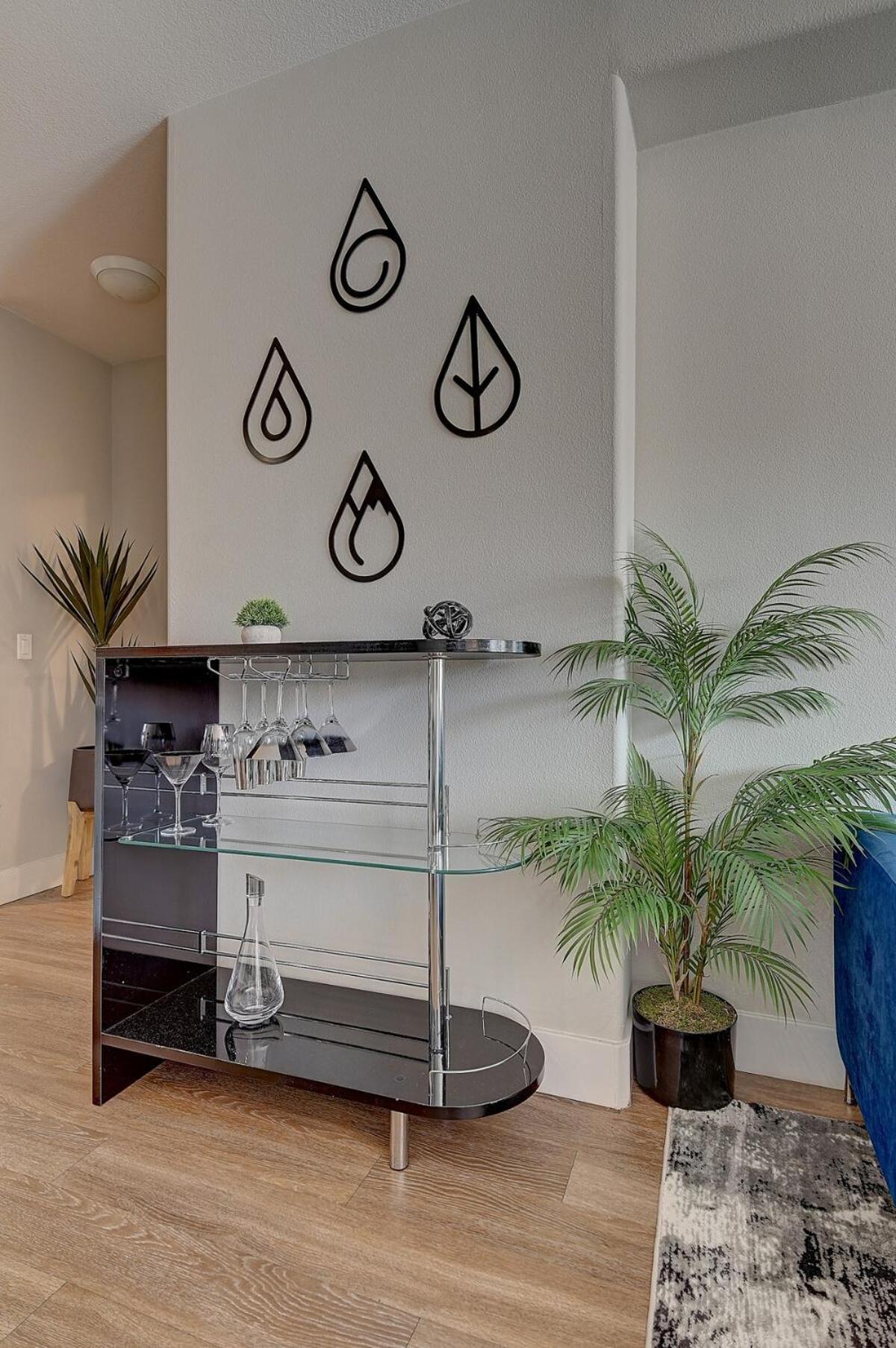 Sexy One Bedroom - Pool View & Parking *